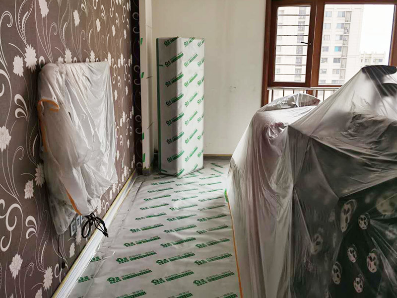 家具成品保護：各類裝修物料的進場、建筑裝修的清理都必須經(jīng)過入戶門。在對物品進行搬運時，難免會與入戶門發(fā)生磕碰及摩擦。因此，在進行成品保護時，我們首先要做好入戶門的保護。 　　建議，在裝修開工前知道家具家電進場，都應(yīng)當(dāng)使用成品保護膜將入戶門進行包裹。 進行裝修施工時，磁環(huán)邊鋪邊勾縫，在崗鋪設(shè)的瓷磚、地板上堆放雜物、走動踩踏，地板沒有使用成品保護膜覆蓋等都會影響瓷磚及地板的鋪貼效果，使瓷磚出現(xiàn)施工質(zhì)量問題。