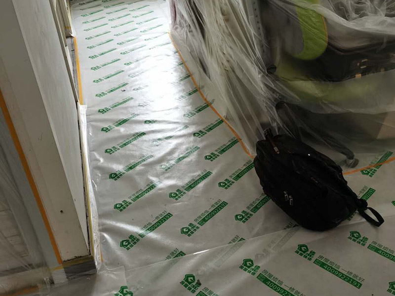 家具成品保護：各類裝修物料的進場、建筑裝修的清理都必須經(jīng)過入戶門。在對物品進行搬運時，難免會與入戶門發(fā)生磕碰及摩擦。因此，在進行成品保護時，我們首先要做好入戶門的保護。 　　建議，在裝修開工前知道家具家電進場，都應(yīng)當(dāng)使用成品保護膜將入戶門進行包裹。 進行裝修施工時，磁環(huán)邊鋪邊勾縫，在崗鋪設(shè)的瓷磚、地板上堆放雜物、走動踩踏，地板沒有使用成品保護膜覆蓋等都會影響瓷磚及地板的鋪貼效果，使瓷磚出現(xiàn)施工質(zhì)量問題。