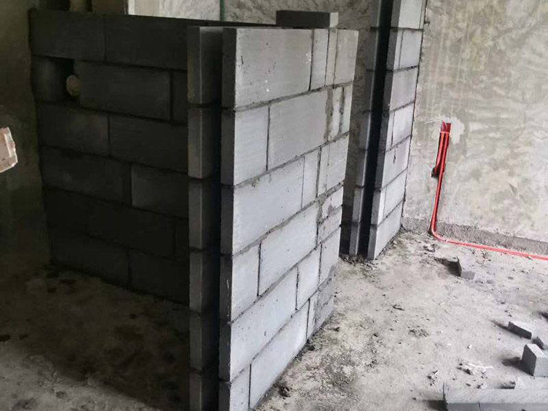 衛(wèi)生間砌墻磚隔斷：磚砌隔斷墻，是指用普通粘土磚，空心磚，加氣混凝土砌塊，玻璃磚等塊材砌筑而成的非承重墻，這也是 衛(wèi)生間隔墻中使用較多的，磚砌隔斷墻成本較低，很多朋友都能夠接受， 而且磚砌隔斷墻效果，看上去很有空間感，衛(wèi)生間隔斷墻使用這種材料也是不錯的。