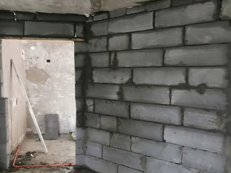 衛(wèi)生間砌墻磚隔斷：磚砌隔斷墻，是指用普通粘土磚，空心磚，加氣混凝土砌塊，玻璃磚等塊材砌筑而成的非承重墻，這也是 衛(wèi)生間隔墻中使用較多的，磚砌隔斷墻成本較低，很多朋友都能夠接受， 而且磚砌隔斷墻效果，看上去很有空間感，衛(wèi)生間隔斷墻使用這種材料也是不錯的。