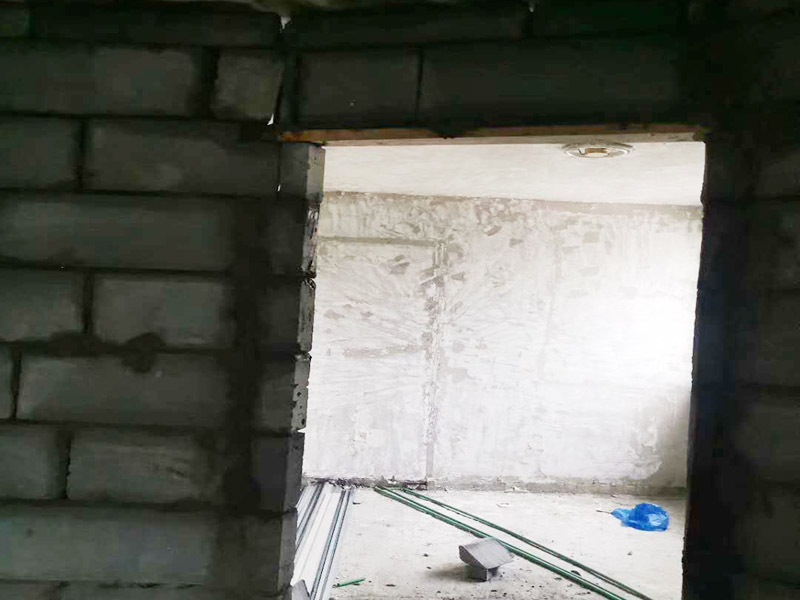 衛(wèi)生間砌墻磚隔斷：磚砌隔斷墻，是指用普通粘土磚，空心磚，加氣混凝土砌塊，玻璃磚等塊材砌筑而成的非承重墻，這也是 衛(wèi)生間隔墻中使用較多的，磚砌隔斷墻成本較低，很多朋友都能夠接受， 而且磚砌隔斷墻效果，看上去很有空間感，衛(wèi)生間隔斷墻使用這種材料也是不錯的。