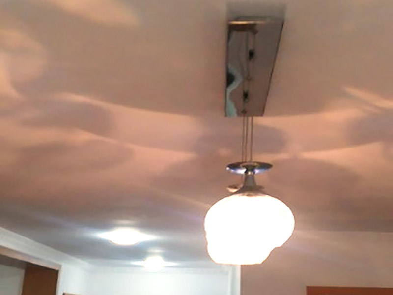 餐廳吊燈安裝：與吸頂燈類(lèi)似，吊燈固定首先也要畫(huà)出鉆孔點(diǎn)，使用沖擊鉆打孔，再將膨脹螺絲打進(jìn)孔。值得注意的，由于吊燈的負(fù)重一般大于吸頂燈，要先使用金屬掛板或吊鉤固定頂棚，再連接吊燈底座，這樣能使吊燈的安裝更牢固。