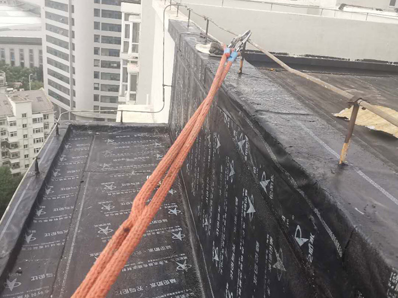 陽臺屋頂鋪防水：首先為陽臺封裝防水，由于是防水工作的第一道防線，因此是千萬不可馬虎的，在做陽臺封裝時，在選材方面就需要選擇防水防潮的材料，在施工過程中應(yīng)注意做好密閉，若沒有做好封裝的話，陽臺的防水將會大打折扣。 在鋪設(shè)前用天驕廠家推薦的基材處理劑需均勻涂刷需要鋪設(shè)的所有屋面；將準(zhǔn)備好的改性瀝青防水卷材鋪設(shè)在屋頂?shù)谋砻妫唧w的尺寸根據(jù)實(shí)際的應(yīng)用要求；防水膜安裝應(yīng)采用氣缸式丙烷烤燈，剪裁應(yīng)使用專業(yè)的切割工具。一切準(zhǔn)備完成后將卷材放置在正確的位置，然后將其重新卷好，注意不要改變鋪設(shè)方向。