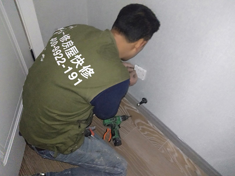 開關(guān)插座面板安裝:開關(guān)插座安裝在木工油漆工等之后進行，而久置的底盒子難免堆積大量灰塵。在安裝時先對開關(guān)插座底盒進行清潔，特別是將盒內(nèi)的灰塵雜質(zhì)清理干凈，并用濕布將盒內(nèi)殘存灰塵擦除。將盒子內(nèi)甩出的導線由塑料臺的出線孔中穿出，再把塑料臺緊貼于墻面用螺絲固定在盒子上。固定好后，將導線按各自的位置從開關(guān)插座的線孔中穿出，按接線要求將導線壓牢。 　　最后將開關(guān)或插座貼于塑料臺上，找正并用螺絲固定牢，蓋上裝飾板。