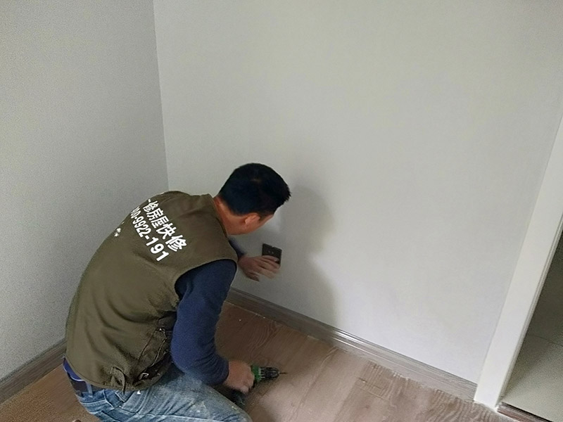 開關(guān)插座面板安裝:開關(guān)插座安裝在木工油漆工等之后進行，而久置的底盒子難免堆積大量灰塵。在安裝時先對開關(guān)插座底盒進行清潔，特別是將盒內(nèi)的灰塵雜質(zhì)清理干凈，并用濕布將盒內(nèi)殘存灰塵擦除。將盒子內(nèi)甩出的導線由塑料臺的出線孔中穿出，再把塑料臺緊貼于墻面用螺絲固定在盒子上。固定好后，將導線按各自的位置從開關(guān)插座的線孔中穿出，按接線要求將導線壓牢。 　　最后將開關(guān)或插座貼于塑料臺上，找正并用螺絲固定牢，蓋上裝飾板。