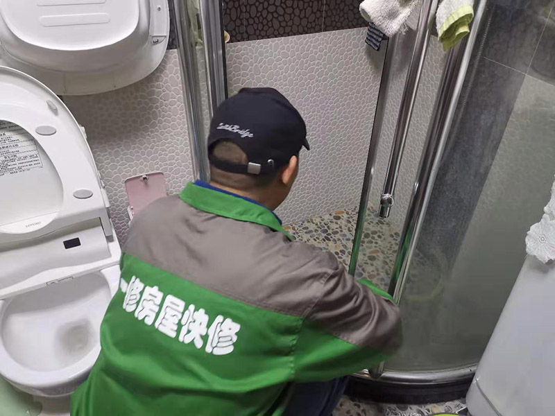 浴室家具安裝：安裝底座，布好排水管，將保溫材料貼到浴缸上后將浴缸卡進(jìn)浴缸底座里，并做好地面保護(hù)。按照?qǐng)D紙?jiān)诟髅姘搴吞旎ㄉ献龊酶鞑考亩ㄎ婚_(kāi)孔，然后將吸頂燈先裝上天花面板上，將保溫材料用雙面膠貼好，并打上玻璃膠，起墻面保溫作用，并事先將花灑桿等部件固定到面板上。電氣設(shè)備的安裝。換氣扇接線，肩湯，腰湯接線，安裝隔板，安裝鏡子和水栓；清掃干凈，再打膠。將安裝過(guò)程中的灰塵擦拭干凈之后，地面，天花角需要打上膠，防止有走光現(xiàn)象。之后再安裝壓條，并再次擦拭干凈。