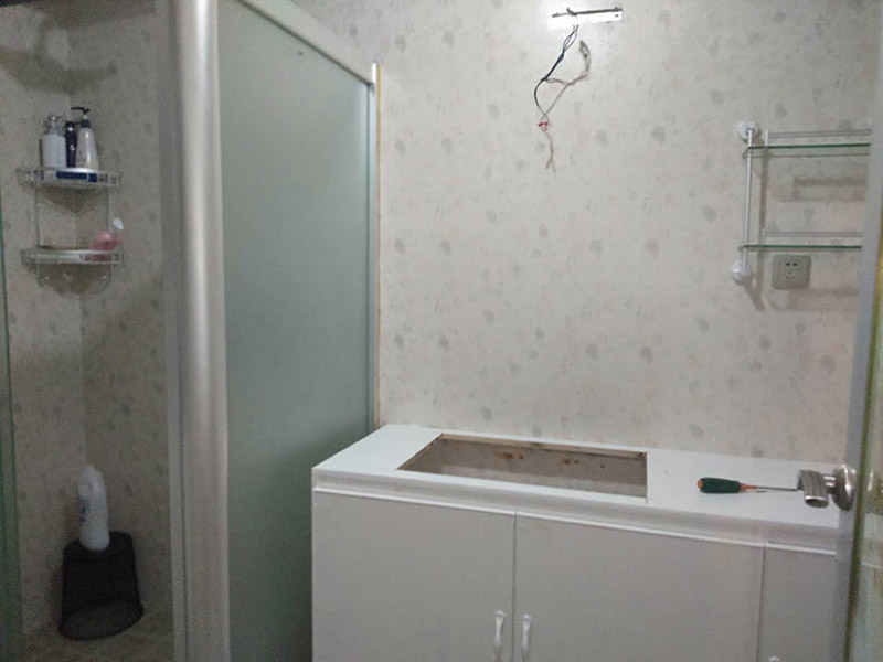 浴室家具安裝：安裝底座，布好排水管，將保溫材料貼到浴缸上后將浴缸卡進(jìn)浴缸底座里，并做好地面保護(hù)。按照?qǐng)D紙?jiān)诟髅姘搴吞旎ㄉ献龊酶鞑考亩ㄎ婚_(kāi)孔，然后將吸頂燈先裝上天花面板上，將保溫材料用雙面膠貼好，并打上玻璃膠，起墻面保溫作用，并事先將花灑桿等部件固定到面板上。電氣設(shè)備的安裝。換氣扇接線，肩湯，腰湯接線，安裝隔板，安裝鏡子和水栓；清掃干凈，再打膠。將安裝過(guò)程中的灰塵擦拭干凈之后，地面，天花角需要打上膠，防止有走光現(xiàn)象。之后再安裝壓條，并再次擦拭干凈。