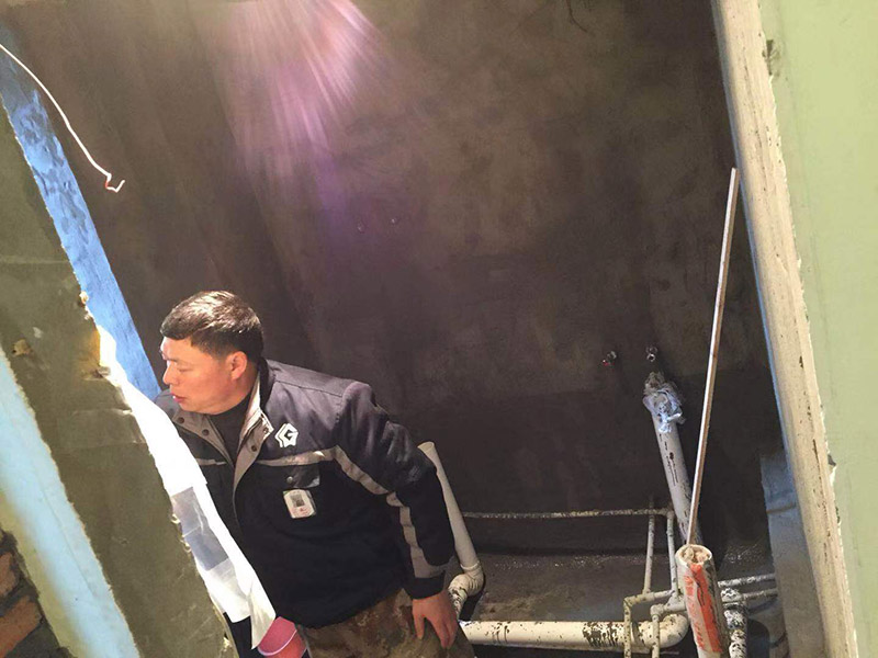 廁所墻面防水：1、假如衛(wèi)生間墻面防水高度做的太低，長(zhǎng)期的沐浴會(huì)成才墻體浸透、容易造成墻體發(fā)霉，墻面脫落，失去防水性能。 2、一般非淋浴墻的高度是1.5米左右就好，但是為了強(qiáng)化防水的作用，也可以做高到1.8米，但是這樣成本要高，然而對(duì)于衛(wèi)生間的改造的輕墻體，最哈把防水高度做到頂部。 首先要找平，如果是要更換衛(wèi)生間瓷磚，要將原來(lái)的瓷磚砸掉之后，在用水泥砂漿把地面找平，然后在做防水出來(lái)，這樣就可以避免防水涂料太薄造成漏水。在做防水時(shí)接縫處要刷到位，衛(wèi)生間墻面之間的接縫要以上下水管道地面的接縫是最容易出現(xiàn)問(wèn)題