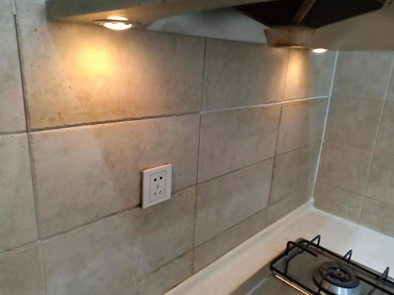 廚房墻面瓷磚空鼓：瓷磚的中間位置出現(xiàn)空鼓情況，這種情況就需要將這塊瓷磚撬下來重新鋪設(shè)了。具體要采取從瓷磚中間部分開砸，但是不能從中間直接砸，可以使用小型水鉆先開個孔，再使用工具慢慢的向四周蔓延的方式來撬開瓷磚，避免將周邊的額瓷磚損壞?？展某潭容^嚴(yán)重、瓷磚已經(jīng)完全松動甚至脫落，說明瓷磚下的水泥砂漿層與墻面基層(或地面基層)也發(fā)生了松動&ldquo;脫層&rdquo;，此時可以用鏟刀等工具清理掉水泥砂漿層，重新涂抹水泥砂漿后鋪貼瓷磚。