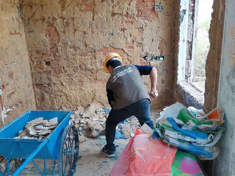 瓷磚拆除建渣處理：首先將拆除建筑物、房屋裝修和改造道路中產(chǎn)生的建筑垃圾用車運(yùn)到處理場所，然后，用人工的辦法將建筑垃圾中的可直接再生利用的物質(zhì)，如金屬材料、木質(zhì)類材料和塑料類材料分選歸類，直接供給相應(yīng)的公司進(jìn)行處理。