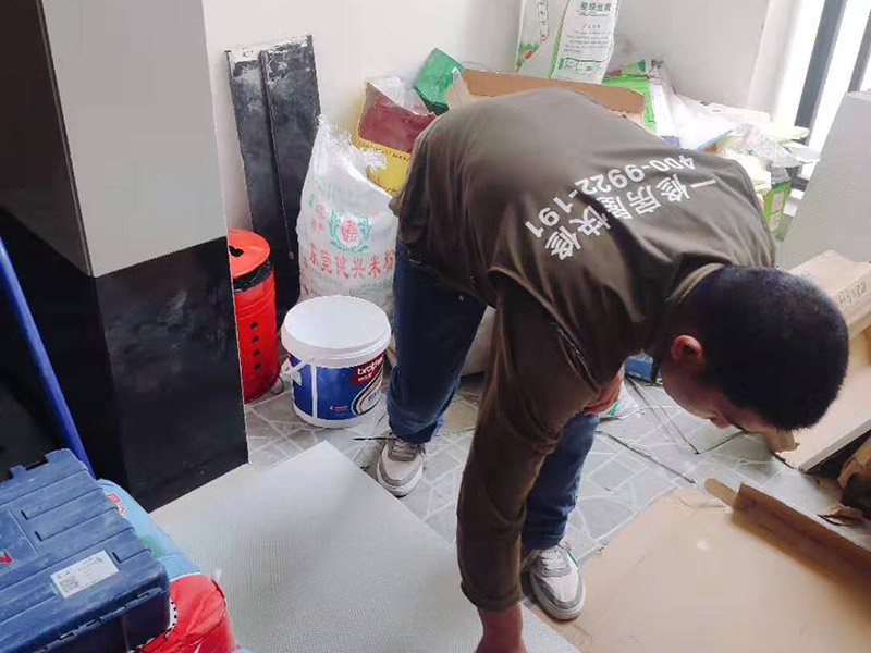 瓷磚刷背膠施工：基面的要求是要平整堅(jiān)固，不能有起砂、裂縫、劃痕、凹凸不平等缺陷，基面也不能有灰塵、污漬等等。如果基面不平整，帶有污漬，建議大家應(yīng)分別采用家樂(lè)邦界面劑、膩?zhàn)臃鄣扔枰蕴啄z（松散基面）、拉毛（光滑基面）或找平處理。攪拌均勻后，需要對(duì)基面用水進(jìn)行噴濕，要全部濕潤(rùn)但不能有明水。之后我們?cè)儆谬X形刮板將瓷磚膠均勻涂抹于墻面和瓷磚背面上，在刮涂中我們要保證齒形刮板與基面角度一致，每次約涂抹1－2平方，然后由下到上將瓷磚揉壓上即可。