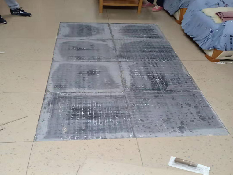 客廳地磚空鼓維修：1、地磚的邊角局部空鼓，可清除地磚空鼓處周邊縫的填嵌物后，灌入水泥膠漿，輕敲地磚空鼓處，讓水泥漿滲入，可修復(fù)空鼓。2、如單塊地磚空鼓，可清除該地磚周邊的填嵌物后，用吸盤(pán)把地磚取出，割除粘貼層，重新粘貼。3、如地磚大面積空鼓，只能全部重新鋪貼了。