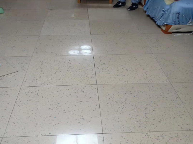 客廳地磚空鼓維修：1、地磚的邊角局部空鼓，可清除地磚空鼓處周邊縫的填嵌物后，灌入水泥膠漿，輕敲地磚空鼓處，讓水泥漿滲入，可修復(fù)空鼓。2、如單塊地磚空鼓，可清除該地磚周邊的填嵌物后，用吸盤(pán)把地磚取出，割除粘貼層，重新粘貼。3、如地磚大面積空鼓，只能全部重新鋪貼了。