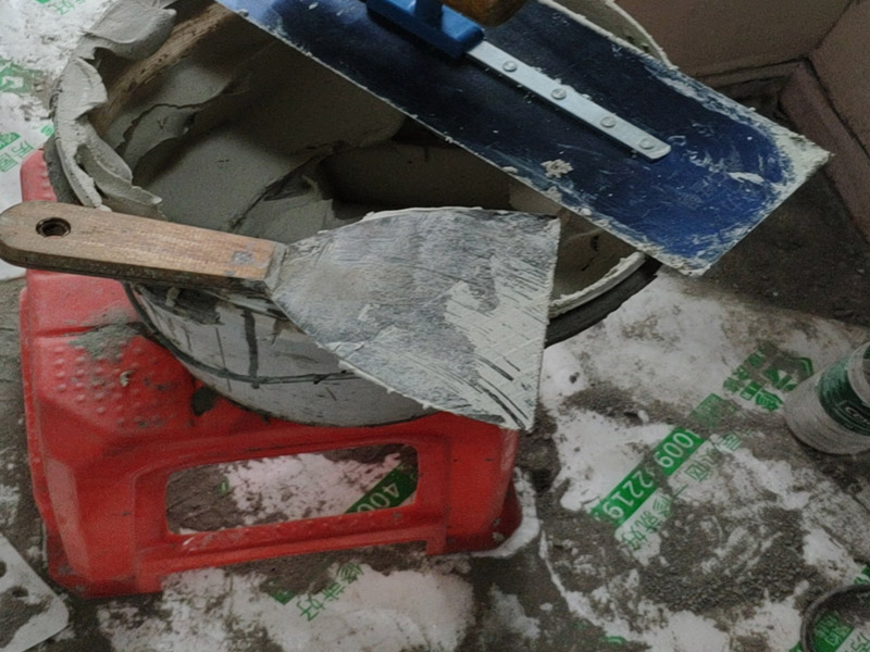 水泥攪拌案例：混凝土至少是水泥、黃沙、石子和水4樣材料拌合而成，在沒有混凝土攪拌機的時代和地方，拌制混凝土是手工完成的。 要求是，在沒有加水以前，要用至少兩把煤楸把干料對翻，干料要反過來翻過去混合共3次，使干料均勻。然后加水，對翻4次，使混凝土飽和不夾生，這就是混凝土工的基本功&ldquo;三干四濕&rdquo;。 1.拌板要放穩(wěn)，要防止混凝土外跑； 2.每盤混凝土的水泥、砂、倉和水要根據(jù)人工攪拌配合比及撲板容量進行計算，各種材料均應(yīng)過磅，不得用體積比。 3.攪拌順序：先將水泥鋪開，然后與沙子混合攪拌，加上水一直攪拌，直到攪拌的顏色均勻一致即可為止。 4.若摻加外加劑，應(yīng)按要求調(diào)制成的較稀的溶液水同時加入。其是需要注意的是在加入時必須地控制規(guī)定的外加劑摻人員。先把外加劑調(diào)制成較稀的溶液，同時應(yīng)在混凝土的用水量中扣除外加劑溶液的含水量，然后在混凝土攪拌的時間應(yīng)該相當(dāng)時，應(yīng)確保外加劑在混凝土中均勻分布。