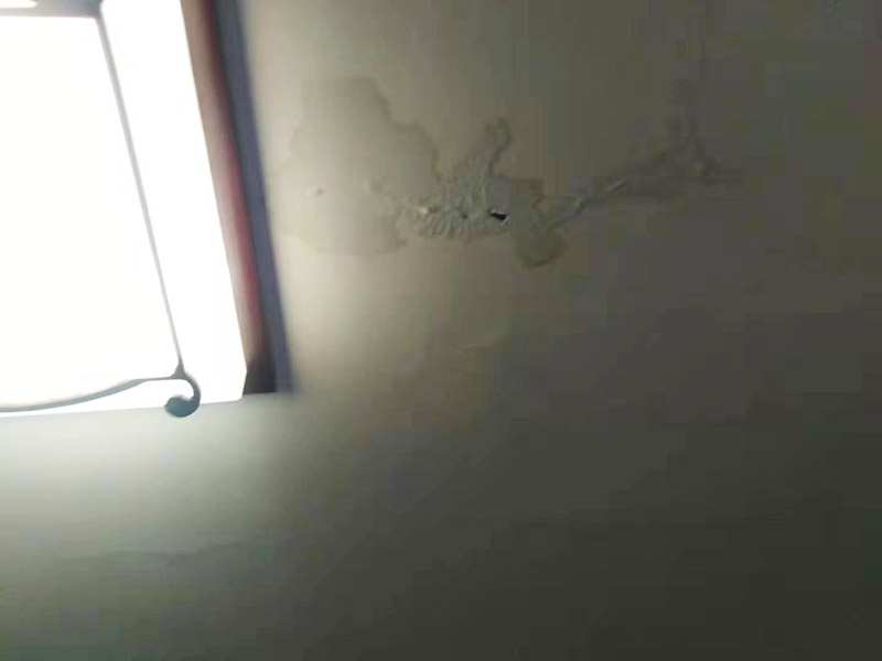 天花板墻面維修：清潔墻壁，首先就是要清潔墻壁了，一般天花板的墻壁上都會有細(xì)小的白色粉末，這時可以用尼龍刷或者是鐵刷將其刷除，再觀察一段時間后確定不再會出現(xiàn)白色的粉末后，并且等到水密墻面干燥磨平以后就可以上一道墻面底漆了，預(yù)防日后鹽分的侵蝕形成了壁癌。 對于墻表面的問題，建議用小刀或者是鐵制品將漆膜剝離，然后再用砂紙將墻表層擦平，這些工序做完以后，拆除漿糊粘貼的壁紙，再修整墻面，以批土刀將批土填平凹洞的裂縫，等到完全的干燥以后，再用砂紙去磨平。 在施工的時候，建議從上往下刷，用相關(guān)的工具將涂料攪拌勻稱以后，將產(chǎn)品從天花板上開始往下刷，這樣能有效的避免由天花滴落的油漆弄花了自己經(jīng)完成的墻面。