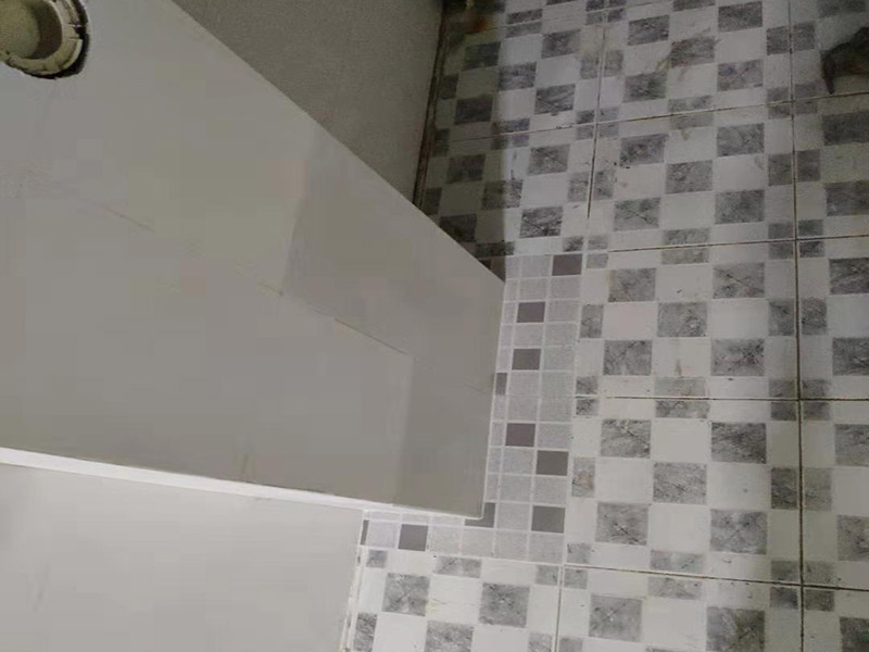 墻內(nèi)管道修復(fù)：首先關(guān)閉自家水管總閥，找到水管打破的位置，鑿開(kāi)對(duì)應(yīng)的墻面，如果打破比較嚴(yán)重，建議更換水管，如果漏水不是很?chē)?yán)重的話，可以用熱熔膠修復(fù)水管，也可以解決漏水問(wèn)題。管道修復(fù)完畢后，還要用防水膠對(duì)管道進(jìn)行防水處理，經(jīng)打壓測(cè)試，沒(méi)有漏水問(wèn)題后，再將墻面封好即可。 若水管接頭出現(xiàn)漏水，檢查一下是不是絲口太寬松導(dǎo)致漏水，先將接頭拆下，然后在接頭處纏上生料帶；如果是水龍頭接頭上的膠墊老化導(dǎo)致的，就重新?lián)Q個(gè)膠墊即可;若是水管接頭本身壞了，重新買(mǎi)個(gè)接頭安裝即可。 若塑料材質(zhì)的下水管出現(xiàn)漏水現(xiàn)象，可以量好尺寸買(mǎi)一根重新接上即可。首先關(guān)閉水源，將破損的舊水管給割斷，把新的水管接口先套進(jìn)管子的一端，另一端與另外一個(gè)口子對(duì)平，接著直接往里送，讓兩端水管都有一定的交叉接著距離，最后用防膠水涂抹在下水管內(nèi)側(cè)與外側(cè)。