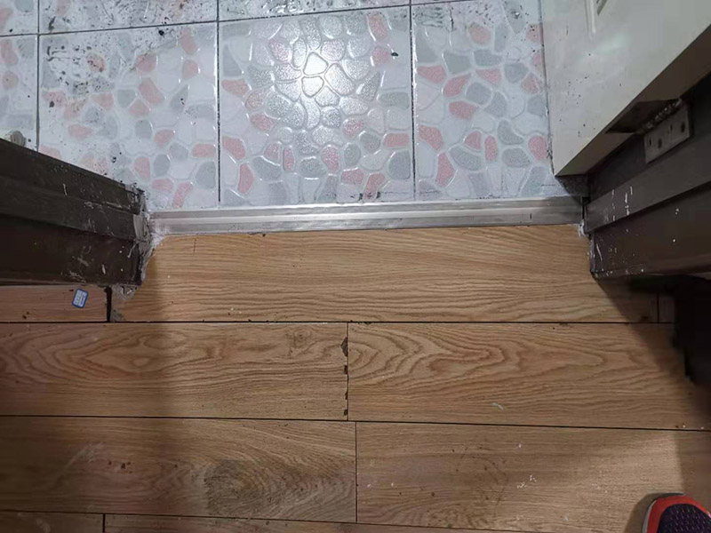 地面水管漏水修復(fù):首先根據(jù)施工圖看水管走向，如果漏水的位置后面埋有水管，可以先把家里面的水閘關(guān)掉，放干龍頭里面的水，如果一段時候后發(fā)現(xiàn)墻面水跡不見了，證明是水管出現(xiàn)問題。 如果是請的專業(yè)的維修師傅，可以讓師傅用打壓機直接打壓檢測，若確定是墻內(nèi)水管漏水，就可以直接鑿開墻壁找水管漏點。 可以先截斷水源，然后將暗水管漏水點的墻面開鑿，找到漏水的部分，先用小鋼鋸把漏水的地方鋸掉，注意鋸口要平。用砂紙把新露出的端口輕輕打磨，然后用接口套住，將備換的新管對準接口口子，注意要對直。然后用熱熔器對新管道進行熱熔連接。 或者是將鋸掉的管道清理干凈，用專用膠水涂在端口上，稍微晾一會兒;趁此時在&ldquo;竹節(jié)&rdquo;接頭內(nèi)涂上膠水。把端口和&ldquo;竹節(jié)&rdquo;連接，然后反復(fù)轉(zhuǎn)動，直到牢固。同樣的方法去連接另一端。最后在接縫處再涂適量的膠水，確保不滲漏。