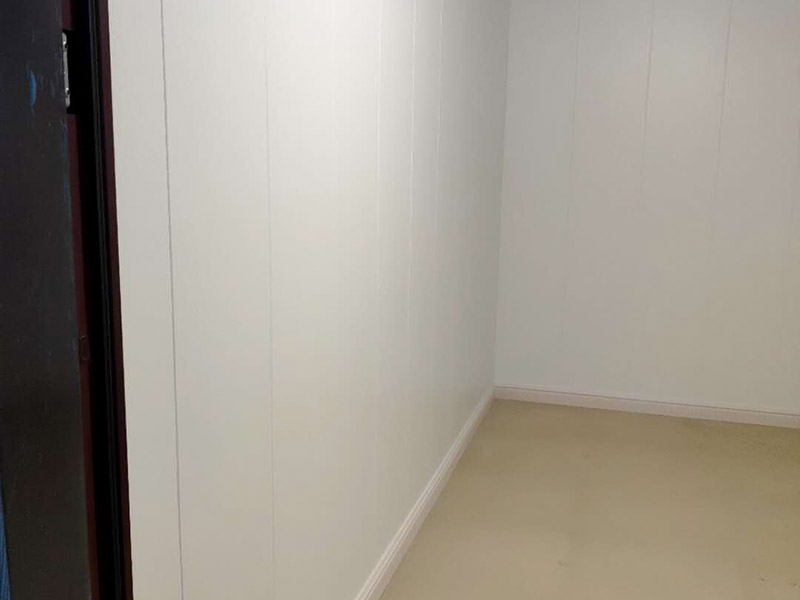 地下室護墻板安裝：在安裝護墻板前，首先要挑選好護墻板，然后仔細(xì)的測量室內(nèi)墻面的實際長度和寬度，再根據(jù)測量好的長寬計算出具體需要使用的護墻板塊數(shù)，可用電鋸將護墻板進行切割，使之后的安裝更加的方便。裝置踢腳線需要使用大的螺絲或者鋼釘，直接將踢腳線的掛鉤固定在墻面上，與地面之間應(yīng)保持7-8厘米的間隔，每隔60厘米左右就要設(shè)置一個掛鉤，接下來將已經(jīng)布置成45&deg;角的踢腳線，掛到掛鉤上面。按照順序?qū)⒆o墻板從左到右插進安裝好的踢腳線內(nèi)，接下來在距離護墻板上口大概1.5厘米的地方用大螺釘或鋼釘進行固定，這里需要注意的是不能將釘子直接裸露在墻的外部。在安裝護墻板的過程中，如果遇到開關(guān)、插座位置，需要鑿出對應(yīng)的孔洞，當(dāng)遇到柱子的時候，可以用陽角。