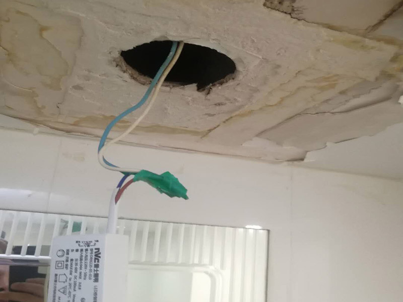 天花板燈具線路檢修：為避免發(fā)生裝修火災(zāi)，施工人員必須嚴格按照有關(guān)電力設(shè)計技術(shù)規(guī)范和有關(guān)規(guī)定進行施工，裝修內(nèi)層須使用防火裝潢材料。裝修時不能亂拉、亂接。要考慮便于檢查線路，絕緣層破損要及時更換。裝修布線之前，首先應(yīng)將所有電路進行綜合設(shè)計、進行總體規(guī)劃。這樣不僅節(jié)省時間，也有利于以后的檢修維護。日常生活中，首先不要私拉亂接，私拉亂接是違反用電制度的，在安裝上不符合要求，最容易出事故;另外，在日常生活中換燈泡、擦燈泡的時候，先將電流關(guān)上，不要用濕手、濕布擦燈泡，要站在木凳或桌子上，不要站在地上去擦，防止開關(guān)萬一失靈漏電;螺絲口燈泡的金屬部分跟地線通著，電燈開著的時候燈頭有電，露在外邊的螺絲部分，人的手碰著就觸電，需要特別注意。