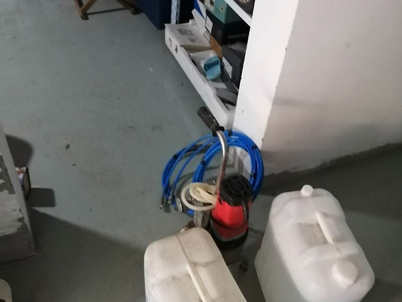 漏水維修材料入場(chǎng):材料購(gòu)買以后，購(gòu)買方就需要通知合同的另一方準(zhǔn)備對(duì)材料進(jìn)行驗(yàn)收。而且這個(gè)驗(yàn)收最好是安排在材料進(jìn)場(chǎng)時(shí)立即進(jìn)行。所以，約定驗(yàn)收時(shí)間非常必要。以免出現(xiàn)材料進(jìn)場(chǎng)時(shí)，另一方?jīng)]有時(shí)間對(duì)材料進(jìn)行驗(yàn)收，影響施工進(jìn)度。