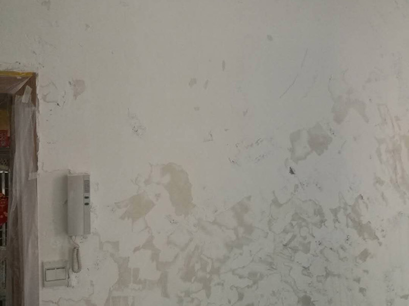 墻面鏟除翻新：舊墻的基本處理包括清理舊墻面原有的乳膠漆和膩子層的鏟除、木裝修、其他表面裝飾物（如壁紙）的拆除，如果只是裝修了一兩年的墻面，墻面的膩子可以不用鏟除，用鋼刷和砂紙打磨墻面后就可以重新涂刷乳膠漆，如果裝修時間較長的就需要將膩子層鏟除后再進行后續(xù)工序。切記舊墻面一定要進行處理，不能直接涂刷，粉化嚴重的墻面要鏟除后，抹上一層白水泥，再進行涂刷。 墻面涂刷底漆的作用是抗堿防潮、封固基材、保護面漆，提高面漆的質(zhì)感和遮蓋力。如果沒有刷底漆就直接上面漆的話，時間一長墻面就容易起泡、發(fā)霉，經(jīng)陽光長時間照射也