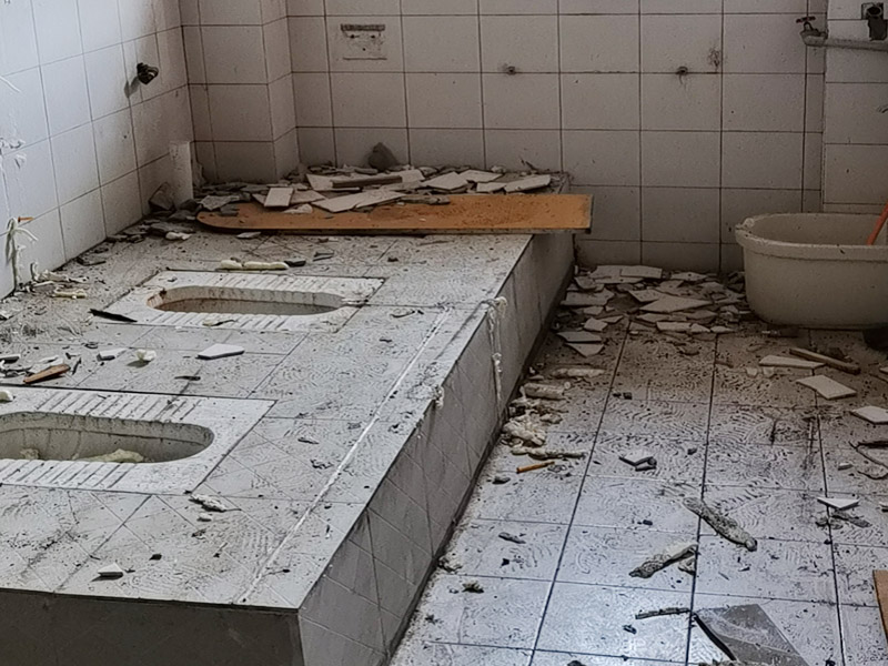 公共衛(wèi)生間拆除：用具的拆除，這一工程根據(jù)施工工人工作的習(xí)慣，有兩種拆除方式，可以提前將其拆除，也可以在拆磚的過(guò)程中同時(shí)進(jìn)行。但并不是所有的用具都可以提前拆除，馬桶必須在瓷磚拆除之后才可以拆掉，要不然掉落的瓷磚會(huì)砸壞馬桶。用具拆除后，應(yīng)將露出的電線(xiàn)接口用絕緣的東西綁住。拆磚應(yīng)從下至上進(jìn)行，在施工過(guò)程中對(duì)地面及時(shí)進(jìn)行處理，以免因垃圾過(guò)多從而影響后面的工作。同時(shí)要處理好房?jī)?nèi)的防水層。拆除插座與水龍頭附近的瓷磚時(shí)應(yīng)小心，以免損壞水電設(shè)備。