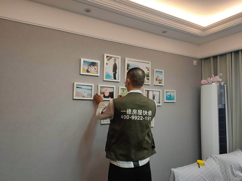 掛畫安裝方案：1、釘子固定；這是最簡單的一種安裝方法，但是會對墻面造成一定的破壞，使用這種方法之前，一定要考慮好確定的位置，不要輕易改動。 2、掛鉤固定；用專門掛畫用的掛鉤，不同的規(guī)格分別承受不同的重量，最大可承受20斤。掛鉤上有非常堅硬細(xì)小的鋼針，適合堅硬的墻面，不會把墻釘出裂痕，同時方便更換畫，不會影響整體的美觀。 3、直接擺放；將畫擺放在墻前，適合比較大的畫，在墻上設(shè)置擱板，擱板上可以放畫和裝飾品，或者在柜子上放置畫也是不錯的選擇。 4、吊放；從頂面上垂下吊線或有裝飾性的繩、鏈等，將畫吊起，同時吊一幅或多幅均可，也可以用釘釘在天花板腳線，然后用魚絲按自己要求的高度把畫掛上去。