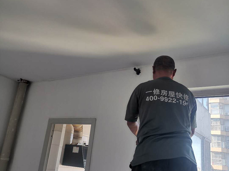 掛畫安裝方案：1、釘子固定；這是最簡單的一種安裝方法，但是會對墻面造成一定的破壞，使用這種方法之前，一定要考慮好確定的位置，不要輕易改動。 2、掛鉤固定；用專門掛畫用的掛鉤，不同的規(guī)格分別承受不同的重量，最大可承受20斤。掛鉤上有非常堅硬細(xì)小的鋼針，適合堅硬的墻面，不會把墻釘出裂痕，同時方便更換畫，不會影響整體的美觀。 3、直接擺放；將畫擺放在墻前，適合比較大的畫，在墻上設(shè)置擱板，擱板上可以放畫和裝飾品，或者在柜子上放置畫也是不錯的選擇。 4、吊放；從頂面上垂下吊線或有裝飾性的繩、鏈等，將畫吊起，同時吊一幅或多幅均可，也可以用釘釘在天花板腳線，然后用魚絲按自己要求的高度把畫掛上去。