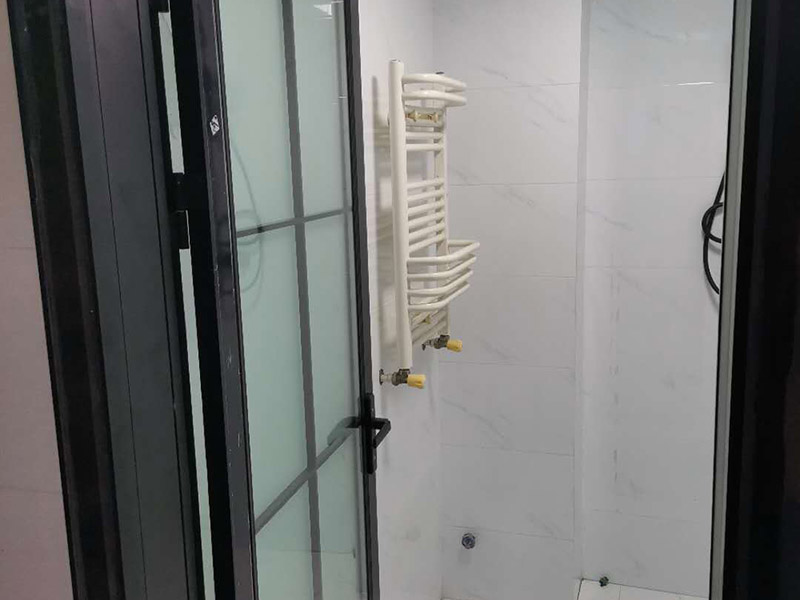 五金家具安裝案例：拉手、把手等五金件的安裝：這里主要是要確定安裝位置，以最合適家人的高度或者位置就可以，而不要光圖美觀好看。比如吊柜或者增高柜的把手一定要安裝在門的下面，地柜、寫字臺的小柜，一定要放在上面。安裝時(shí)要注意家中的其它位置的保護(hù)，因?yàn)榧揖咭话阍诩已b過程中是最后進(jìn)場（不裝修的話更要保護(hù)家里的物品），家具安裝完，就要做保潔了。重點(diǎn)保護(hù)的對象是：地板（尤其是實(shí)木地板）、門套、門、樓梯、墻紙、壁燈等。