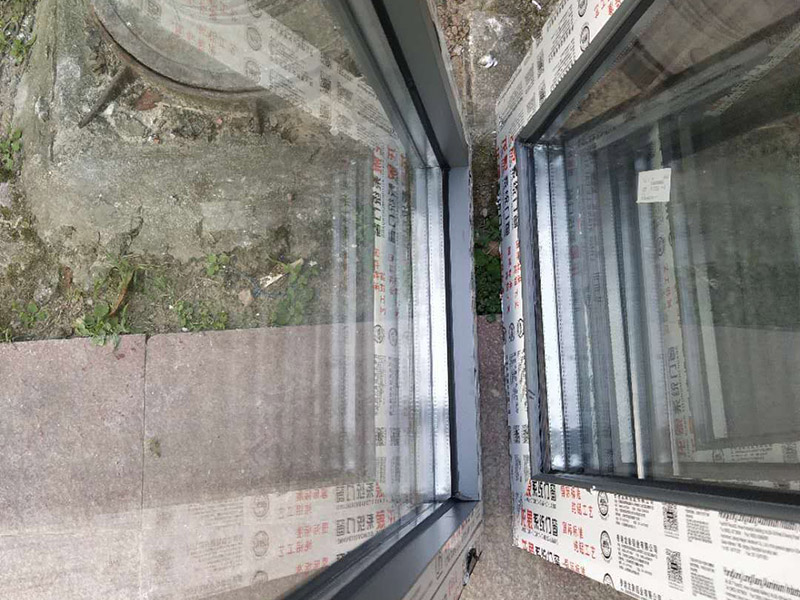 舊房整體裝修：舊房子重新裝修時，如果不能拆的話就盡量不要拆，因為拆掉的話費用就會增加，拆除費和清理費也是一大筆。然后看看有沒有漏水的情況，因為防水在裝修的過程中是比較重要的一個環(huán)節(jié)，如果有漏水情況的話就及時處理。水電線的安裝也要重視起來。能隱藏起來的電線可以盡量隱藏掉，不僅安全上提高了，同時也美觀。水管老化嚴重的話也建議換換。每個房子的結(jié)構(gòu)都是不一樣的，所以在翻新前業(yè)主要對自己房子的內(nèi)部結(jié)構(gòu)要了解，自己不懂的話最好是請專業(yè)的人員來看看。對于舊房子存在的一些安全隱患，在翻新的時候就一起解決掉，免得后期再出現(xiàn)問題，細節(jié)也不能忽視。