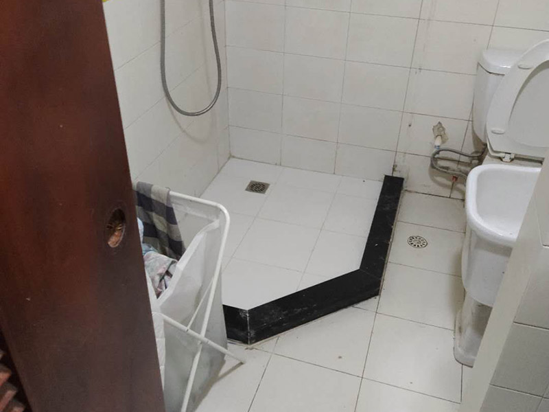 舊房整體裝修：舊房子重新裝修時，如果不能拆的話就盡量不要拆，因為拆掉的話費用就會增加，拆除費和清理費也是一大筆。然后看看有沒有漏水的情況，因為防水在裝修的過程中是比較重要的一個環(huán)節(jié)，如果有漏水情況的話就及時處理。水電線的安裝也要重視起來。能隱藏起來的電線可以盡量隱藏掉，不僅安全上提高了，同時也美觀。水管老化嚴重的話也建議換換。每個房子的結(jié)構(gòu)都是不一樣的，所以在翻新前業(yè)主要對自己房子的內(nèi)部結(jié)構(gòu)要了解，自己不懂的話最好是請專業(yè)的人員來看看。對于舊房子存在的一些安全隱患，在翻新的時候就一起解決掉，免得后期再出現(xiàn)問題，細節(jié)也不能忽視。