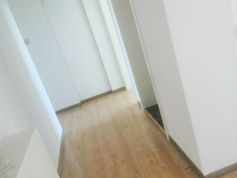 全屋墻面翻新打掃：【基層處理】做基層處理時，一定要涂刷界面劑，其次掛網(wǎng)施工是不可避免的，這樣才能有效使墻面膩?zhàn)硬粫_裂，導(dǎo)致墻漆起皮掉粉。 【膩?zhàn)哟蚰ァ棵颗我槐槟佔(zhàn)雍?，一定要做驚喜打磨，且必須用到強(qiáng)光一邊照射一邊進(jìn)行打磨，保證膩?zhàn)拥募?xì)膩性，使膩?zhàn)悠秸雀?，這個過程很考驗施工師傅的水平。 【漆膜保護(hù)】施工結(jié)束后切記不要去觸碰漆膜，這樣很容易導(dǎo)致漆膜破裂，保持正常通風(fēng)，不能加速干燥。 所有施工完成后就可以進(jìn)行遮蔽保護(hù)材料的撤除了，撤除期間一定要注意搬移物品時不要觸碰到墻面，因為施工結(jié)束后7天為漆膜的保養(yǎng)期，這期間一定不能觸碰漆面，保持正常通風(fēng)，不建議開啟空調(diào)加速干燥，如果有玷污,可用濕毛巾輕輕擦洗！