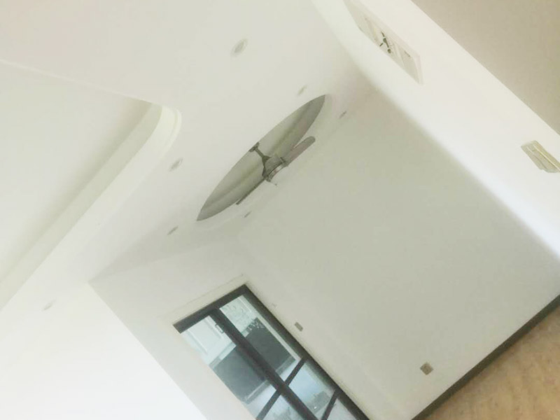 全屋墻面翻新打掃：【基層處理】做基層處理時，一定要涂刷界面劑，其次掛網(wǎng)施工是不可避免的，這樣才能有效使墻面膩?zhàn)硬粫_裂，導(dǎo)致墻漆起皮掉粉。 【膩?zhàn)哟蚰ァ棵颗我槐槟佔(zhàn)雍螅欢ㄒ鲶@喜打磨，且必須用到強(qiáng)光一邊照射一邊進(jìn)行打磨，保證膩?zhàn)拥募?xì)膩性，使膩?zhàn)悠秸雀?，這個過程很考驗施工師傅的水平。 【漆膜保護(hù)】施工結(jié)束后切記不要去觸碰漆膜，這樣很容易導(dǎo)致漆膜破裂，保持正常通風(fēng)，不能加速干燥。 所有施工完成后就可以進(jìn)行遮蔽保護(hù)材料的撤除了，撤除期間一定要注意搬移物品時不要觸碰到墻面，因為施工結(jié)束后7天為漆膜的保養(yǎng)期，這期間一定不能觸碰漆面，保持正常通風(fēng)，不建議開啟空調(diào)加速干燥，如果有玷污,可用濕毛巾輕輕擦洗！