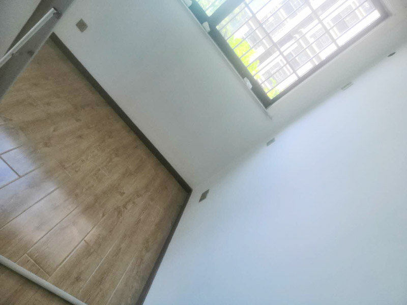 全屋墻面翻新打掃：【基層處理】做基層處理時，一定要涂刷界面劑，其次掛網(wǎng)施工是不可避免的，這樣才能有效使墻面膩?zhàn)硬粫_裂，導(dǎo)致墻漆起皮掉粉。 【膩?zhàn)哟蚰ァ棵颗我槐槟佔(zhàn)雍?，一定要做驚喜打磨，且必須用到強(qiáng)光一邊照射一邊進(jìn)行打磨，保證膩?zhàn)拥募?xì)膩性，使膩?zhàn)悠秸雀?，這個過程很考驗施工師傅的水平。 【漆膜保護(hù)】施工結(jié)束后切記不要去觸碰漆膜，這樣很容易導(dǎo)致漆膜破裂，保持正常通風(fēng)，不能加速干燥。 所有施工完成后就可以進(jìn)行遮蔽保護(hù)材料的撤除了，撤除期間一定要注意搬移物品時不要觸碰到墻面，因為施工結(jié)束后7天為漆膜的保養(yǎng)期，這期間一定不能觸碰漆面，保持正常通風(fēng)，不建議開啟空調(diào)加速干燥，如果有玷污,可用濕毛巾輕輕擦洗！