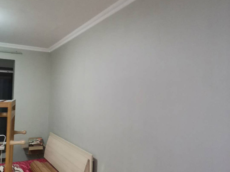 墻漆粉刷翻新：考慮鏟墻方便，需要在舊墻上灑水，潤(rùn)濕后鏟墻皮才會(huì)省力一些。被水浸濕后的墻皮比較好鏟，直到水泥砂漿墻面露出，或者膩?zhàn)訉勇冻?。這一步是個(gè)體力活，要費(fèi)很大的功夫才能將墻皮鏟除干凈。將界面劑涂刷在墻面上，涂刷時(shí)要均勻，每一處墻面都要涂刷到位，不可有遺漏，以免影響墻面的翻新效果。對(duì)于墻面有開裂的地方，需要使用牛皮紙帶或者白乳膠來修補(bǔ)裂縫。只有裂縫修補(bǔ)好后，才能解決舊墻的開裂問題。修補(bǔ)裂縫后，墻面會(huì)出現(xiàn)不平現(xiàn)象，對(duì)此要對(duì)墻面做找平。一般找平用石膏比較多。找平后才能繼續(xù)下一步施工。膩?zhàn)右话氵x用顆粒細(xì)度較高和質(zhì)地較硬的，這種膩?zhàn)淤|(zhì)量好，批刮后效果會(huì)比較好。膩?zhàn)永锟商砑影兹槟z，能大大提高膩?zhàn)拥挠捕?。墻面打磨很重要，?huì)讓墻面變得光滑、平齊。因?yàn)槟佔(zhàn)优魏?，墻面上?huì)留有一些坑眼，因此需要打磨。建議大家用較細(xì)的砂紙來打磨，如果砂紙?zhí)值脑挄?huì)留下很深的砂痕，刷漆是覆蓋不掉的，如此便會(huì)影響墻面的刷漆效果。打磨完畢一定要徹底清掃一遍墻面，以免粉塵太多，影響漆的附著力。