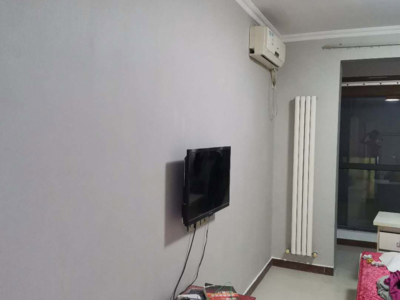 墻漆粉刷翻新：考慮鏟墻方便，需要在舊墻上灑水，潤(rùn)濕后鏟墻皮才會(huì)省力一些。被水浸濕后的墻皮比較好鏟，直到水泥砂漿墻面露出，或者膩?zhàn)訉勇冻觥＿@一步是個(gè)體力活，要費(fèi)很大的功夫才能將墻皮鏟除干凈。將界面劑涂刷在墻面上，涂刷時(shí)要均勻，每一處墻面都要涂刷到位，不可有遺漏，以免影響墻面的翻新效果。對(duì)于墻面有開裂的地方，需要使用牛皮紙帶或者白乳膠來修補(bǔ)裂縫。只有裂縫修補(bǔ)好后，才能解決舊墻的開裂問題。修補(bǔ)裂縫后，墻面會(huì)出現(xiàn)不平現(xiàn)象，對(duì)此要對(duì)墻面做找平。一般找平用石膏比較多。找平后才能繼續(xù)下一步施工。膩?zhàn)右话氵x用顆粒細(xì)度較高和質(zhì)地較硬的，這種膩?zhàn)淤|(zhì)量好，批刮后效果會(huì)比較好。膩?zhàn)永锟商砑影兹槟z，能大大提高膩?zhàn)拥挠捕?。墻面打磨很重要，?huì)讓墻面變得光滑、平齊。因?yàn)槟佔(zhàn)优魏螅瑝γ嫔蠒?huì)留有一些坑眼，因此需要打磨。建議大家用較細(xì)的砂紙來打磨，如果砂紙?zhí)值脑挄?huì)留下很深的砂痕，刷漆是覆蓋不掉的，如此便會(huì)影響墻面的刷漆效果。打磨完畢一定要徹底清掃一遍墻面，以免粉塵太多，影響漆的附著力。