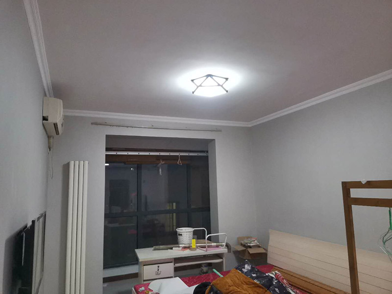 墻漆粉刷翻新：考慮鏟墻方便，需要在舊墻上灑水，潤(rùn)濕后鏟墻皮才會(huì)省力一些。被水浸濕后的墻皮比較好鏟，直到水泥砂漿墻面露出，或者膩?zhàn)訉勇冻?。這一步是個(gè)體力活，要費(fèi)很大的功夫才能將墻皮鏟除干凈。將界面劑涂刷在墻面上，涂刷時(shí)要均勻，每一處墻面都要涂刷到位，不可有遺漏，以免影響墻面的翻新效果。對(duì)于墻面有開裂的地方，需要使用牛皮紙帶或者白乳膠來修補(bǔ)裂縫。只有裂縫修補(bǔ)好后，才能解決舊墻的開裂問題。修補(bǔ)裂縫后，墻面會(huì)出現(xiàn)不平現(xiàn)象，對(duì)此要對(duì)墻面做找平。一般找平用石膏比較多。找平后才能繼續(xù)下一步施工。膩?zhàn)右话氵x用顆粒細(xì)度較高和質(zhì)地較硬的，這種膩?zhàn)淤|(zhì)量好，批刮后效果會(huì)比較好。膩?zhàn)永锟商砑影兹槟z，能大大提高膩?zhàn)拥挠捕?。墻面打磨很重要，?huì)讓墻面變得光滑、平齊。因?yàn)槟佔(zhàn)优魏?，墻面上?huì)留有一些坑眼，因此需要打磨。建議大家用較細(xì)的砂紙來打磨，如果砂紙?zhí)值脑挄?huì)留下很深的砂痕，刷漆是覆蓋不掉的，如此便會(huì)影響墻面的刷漆效果。打磨完畢一定要徹底清掃一遍墻面，以免粉塵太多，影響漆的附著力。