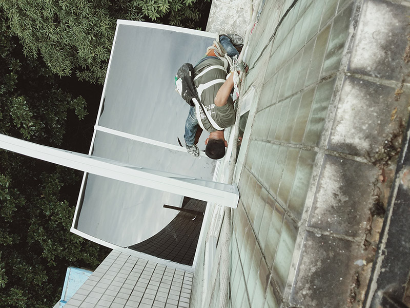 窗戶雨棚安裝：如果安裝的防盜窗是外延式的，主需要在防盜網(wǎng)上面加蓋一塊板來(lái)接雨水就好。如果是內(nèi)嵌在窗戶里的或者嵌在墻上的就要在外面的窗戶上方打孔了。有的也可以在防盜網(wǎng)上固定，要看具體情況了。