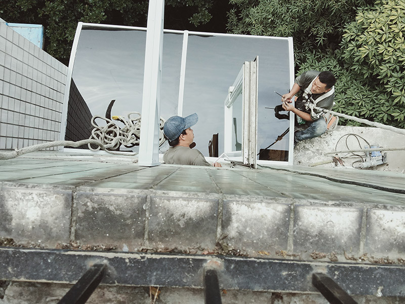 窗戶雨棚安裝：如果安裝的防盜窗是外延式的，主需要在防盜網(wǎng)上面加蓋一塊板來(lái)接雨水就好。如果是內(nèi)嵌在窗戶里的或者嵌在墻上的就要在外面的窗戶上方打孔了。有的也可以在防盜網(wǎng)上固定，要看具體情況了。