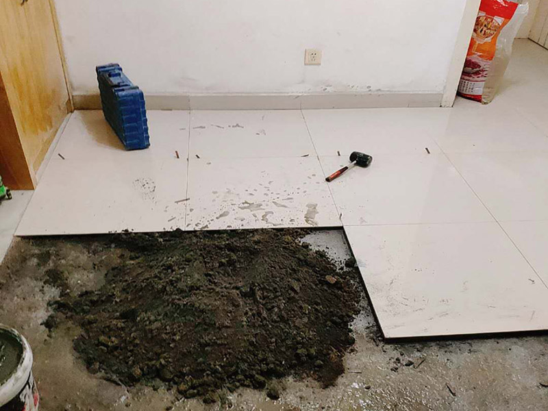 地面貼瓷磚方案：干鋪法是將沙子和水泥按照3：1的比例混合后兌少量的水，使水泥和沙子混合到可以用手攥成團(tuán)的黏稠度。將混合好的沙子水泥鋪在地面上，用一個(gè)平板把表面摸平。在瓷磚背面抹上黏稠度非常高的水泥，把瓷磚放到地面上，用橡皮錘敲實(shí)就完成了,主要用于地面瓷磚的鋪裝。 濕鋪法，是將沙子和水泥按照2：1的比例混合后兌水和好，水的量要多一些，使沙子和水泥的黏稠度高一些。然后涂抹到用水浸泡好的瓷磚背面貼到墻面上。濕鋪發(fā)主要應(yīng)用與墻面。