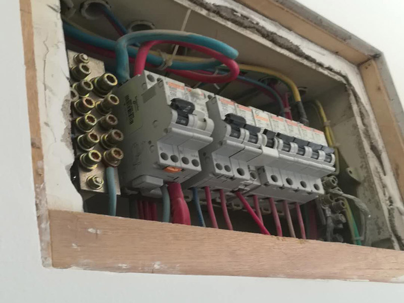 家庭電閘更換維修：將電閘的總控制開(kāi)關(guān)關(guān)掉，安全第一。將壞掉的電閘用螺絲刀換下來(lái)。螺絲刀將新電閘的插線口用擰開(kāi)，將進(jìn)電線插進(jìn)去。插進(jìn)電線后擰緊螺絲，同樣的也將出電線插進(jìn)另一端的插線口。電線都插好后，打開(kāi)總開(kāi)關(guān)就可以正常使用了