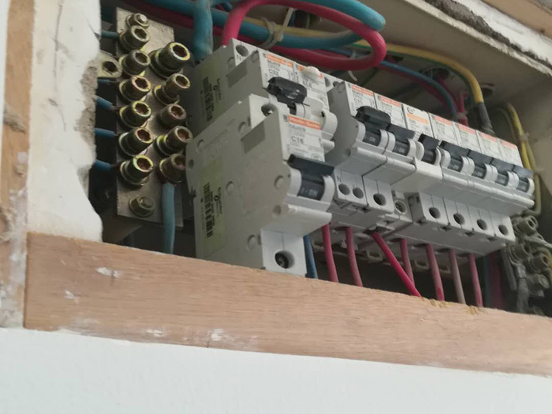 家庭電閘更換維修：將電閘的總控制開(kāi)關(guān)關(guān)掉，安全第一。將壞掉的電閘用螺絲刀換下來(lái)。螺絲刀將新電閘的插線口用擰開(kāi)，將進(jìn)電線插進(jìn)去。插進(jìn)電線后擰緊螺絲，同樣的也將出電線插進(jìn)另一端的插線口。電線都插好后，打開(kāi)總開(kāi)關(guān)就可以正常使用了