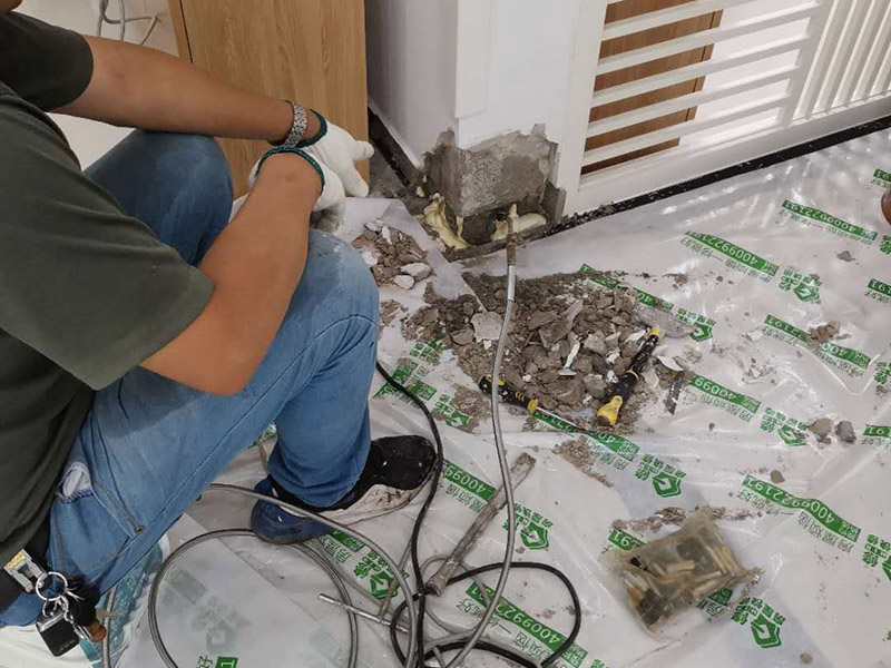 墻內防水施工：先用鏟刀和笤帚及工具將基層表面的突起物、砂漿和疙瘩等鏟除并將塵土雜物清掃干凈，對陰陽角、管根、地漏等部位應認真清理，以保證后期良好的防水效果。防水層涂刷三遍，涂刷均勻，無透底露底。 第一遍：用堵漏材料對墻體陰角處，下水管道周圍進行填壓式填充。 第二遍：橫向涂刷防水一遍，無露底，無起泡，符合涂刷尺寸要求，水電開槽槽體全部涂刷防水材料。 第三遍：干燥后垂直方向再涂刷一遍。 防水施工完成后24小時進行閉水試驗，地面放水高度以沒過墻根、管道跟部、地面凸起物涂刷的防水為依據(jù)。