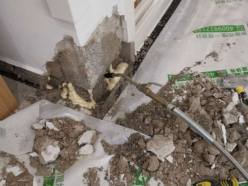 墻內防水施工：先用鏟刀和笤帚及工具將基層表面的突起物、砂漿和疙瘩等鏟除并將塵土雜物清掃干凈，對陰陽角、管根、地漏等部位應認真清理，以保證后期良好的防水效果。防水層涂刷三遍，涂刷均勻，無透底露底。 第一遍：用堵漏材料對墻體陰角處，下水管道周圍進行填壓式填充。 第二遍：橫向涂刷防水一遍，無露底，無起泡，符合涂刷尺寸要求，水電開槽槽體全部涂刷防水材料。 第三遍：干燥后垂直方向再涂刷一遍。 防水施工完成后24小時進行閉水試驗，地面放水高度以沒過墻根、管道跟部、地面凸起物涂刷的防水為依據(jù)。