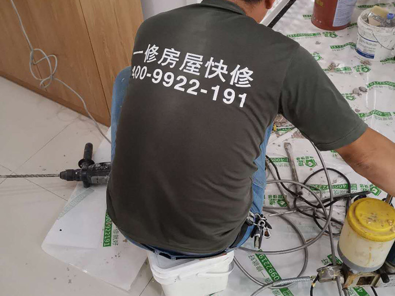 墻內防水施工：先用鏟刀和笤帚及工具將基層表面的突起物、砂漿和疙瘩等鏟除并將塵土雜物清掃干凈，對陰陽角、管根、地漏等部位應認真清理，以保證后期良好的防水效果。防水層涂刷三遍，涂刷均勻，無透底露底。 第一遍：用堵漏材料對墻體陰角處，下水管道周圍進行填壓式填充。 第二遍：橫向涂刷防水一遍，無露底，無起泡，符合涂刷尺寸要求，水電開槽槽體全部涂刷防水材料。 第三遍：干燥后垂直方向再涂刷一遍。 防水施工完成后24小時進行閉水試驗，地面放水高度以沒過墻根、管道跟部、地面凸起物涂刷的防水為依據(jù)。