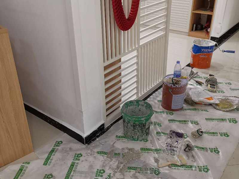 墻內防水施工：先用鏟刀和笤帚及工具將基層表面的突起物、砂漿和疙瘩等鏟除并將塵土雜物清掃干凈，對陰陽角、管根、地漏等部位應認真清理，以保證后期良好的防水效果。防水層涂刷三遍，涂刷均勻，無透底露底。 第一遍：用堵漏材料對墻體陰角處，下水管道周圍進行填壓式填充。 第二遍：橫向涂刷防水一遍，無露底，無起泡，符合涂刷尺寸要求，水電開槽槽體全部涂刷防水材料。 第三遍：干燥后垂直方向再涂刷一遍。 防水施工完成后24小時進行閉水試驗，地面放水高度以沒過墻根、管道跟部、地面凸起物涂刷的防水為依據(jù)。