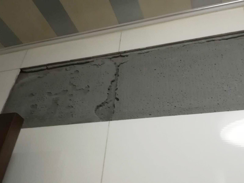 墻磚及門框修復(fù)：1、門套安裝后與墻體的縫隙小于5公分，用發(fā)泡膠填充縫隙，再用防水膠敷好，既能填好縫隙，還能保證不會(huì)滲水； 2、縫隙很大，選擇在縫隙處填磚或者敷水泥漿，保證墻體與門縫隙填的結(jié)實(shí)不透。安裝完后的補(bǔ)救辦法，在測量時(shí)把握好尺寸，盡量保持縫隙在1-2公分以內(nèi)。 3、看門的尺寸是否符合標(biāo)準(zhǔn)，門套與墻面縫隙平均在2.公分及以內(nèi)的，門洞并不標(biāo)準(zhǔn)規(guī)則，調(diào)整門的安裝誤差。平均縫隙超過2.5公分就是測量尺寸有誤差。