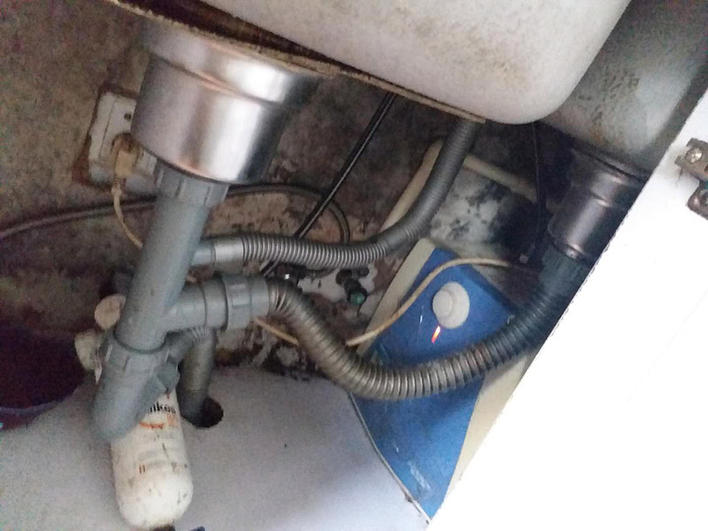 廚房水槽安裝維修：水龍頭裝在水槽上，這個很容易，只是要把螺絲擰緊就成，重要的就是水龍頭的橡膠墊圈要放好，可以防滲水、漏水。水槽底下的下水管給裝上，然后密封。把水槽放到臺面上粘好，連接角閥，接上水管。可以先測試一下水，然后在水槽里放滿水壓個24小時，讓邊粘得更牢固一些，沒問題就可以封上玻璃膠，臺上盆安裝會更簡單，如果是臺下盆的話更會難。