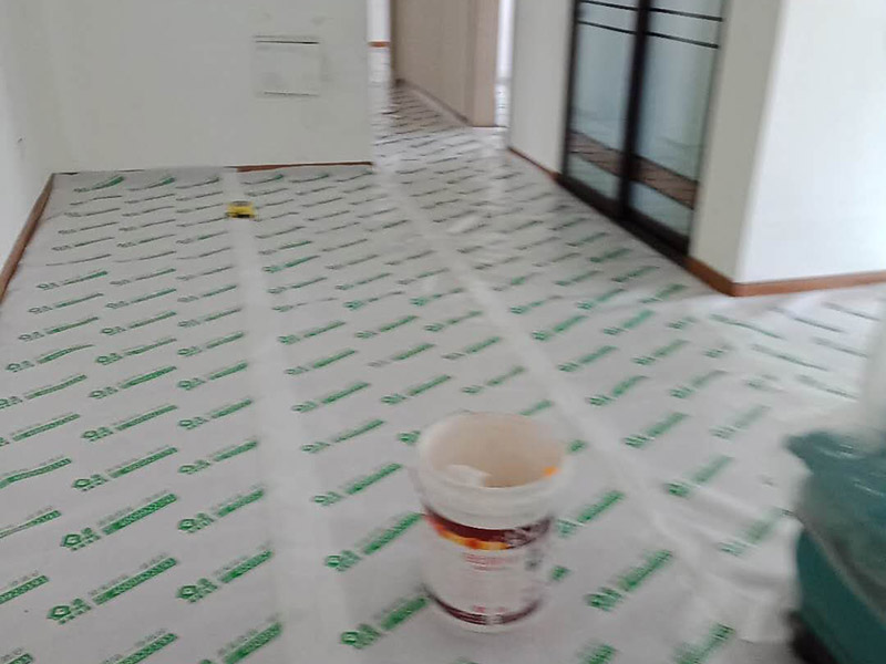 墻面刷新地面保護(hù)：家具搬放到房屋中央，對(duì)集中放置的家具進(jìn)行整體保護(hù)，防止因墻面翻新而造成不必要的損壞；地板需要用專業(yè)的保護(hù)膜進(jìn)行保護(hù)；對(duì)于不能移動(dòng)的家具和家電，如空調(diào)等進(jìn)行成品保護(hù)；尤其需要注意有插座、開(kāi)關(guān)面板的位置，防止灰塵進(jìn)入。 使用專業(yè)的打磨機(jī)對(duì)墻面進(jìn)行打磨處理，與一般打磨機(jī)不同的是，墻面打磨是無(wú)塵打磨，在打磨的過(guò)程中不會(huì)出現(xiàn)灰塵漫天的情況。 第一遍乳膠漆：先刷頂板再刷墻面，涂刷時(shí)應(yīng)當(dāng)由上而下。乳膠漆應(yīng)當(dāng)攪拌均勻，防止第一遍刷漆涂不開(kāi)的現(xiàn)象發(fā)生。第二遍乳膠漆：乳膠漆不是很稠的情況下，不宜加水或加少量水稀釋，以防露底。第二遍涂刷完畢后，用細(xì)細(xì)的砂紙將墻面出現(xiàn)的小疙瘩打磨光滑，然后清掃干凈。第三遍乳膠漆：乳膠漆干燥速度快，應(yīng)當(dāng)逐漸涂刷，從一頭開(kāi)始刷向另一頭，注意上下順?biāo)⑾嗷ャ暯?，避免乳膠漆干燥后出現(xiàn)接頭。