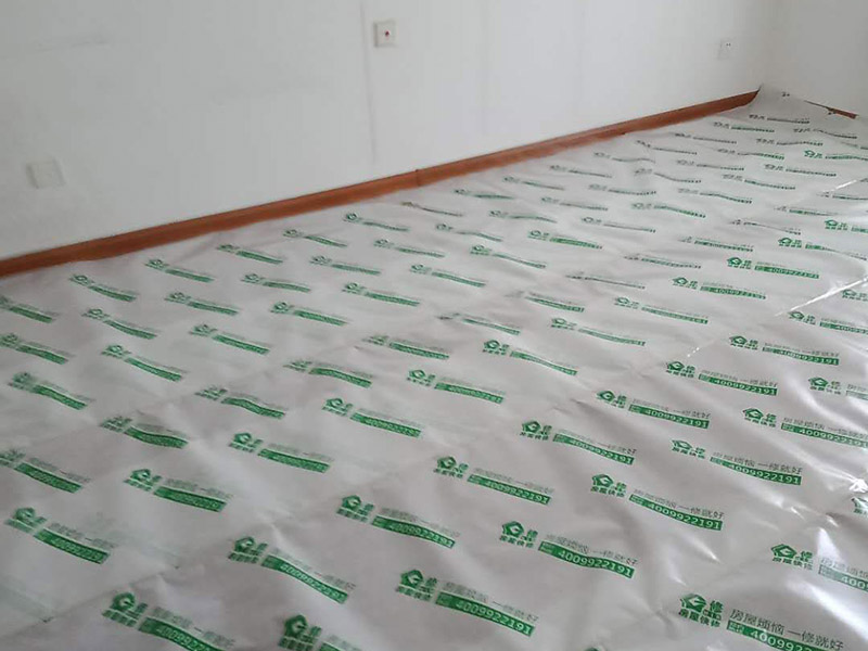 墻面刷新地面保護(hù)：家具搬放到房屋中央，對(duì)集中放置的家具進(jìn)行整體保護(hù)，防止因墻面翻新而造成不必要的損壞；地板需要用專業(yè)的保護(hù)膜進(jìn)行保護(hù)；對(duì)于不能移動(dòng)的家具和家電，如空調(diào)等進(jìn)行成品保護(hù)；尤其需要注意有插座、開(kāi)關(guān)面板的位置，防止灰塵進(jìn)入。 使用專業(yè)的打磨機(jī)對(duì)墻面進(jìn)行打磨處理，與一般打磨機(jī)不同的是，墻面打磨是無(wú)塵打磨，在打磨的過(guò)程中不會(huì)出現(xiàn)灰塵漫天的情況。 第一遍乳膠漆：先刷頂板再刷墻面，涂刷時(shí)應(yīng)當(dāng)由上而下。乳膠漆應(yīng)當(dāng)攪拌均勻，防止第一遍刷漆涂不開(kāi)的現(xiàn)象發(fā)生。第二遍乳膠漆：乳膠漆不是很稠的情況下，不宜加水或加少量水稀釋，以防露底。第二遍涂刷完畢后，用細(xì)細(xì)的砂紙將墻面出現(xiàn)的小疙瘩打磨光滑，然后清掃干凈。第三遍乳膠漆：乳膠漆干燥速度快，應(yīng)當(dāng)逐漸涂刷，從一頭開(kāi)始刷向另一頭，注意上下順?biāo)⑾嗷ャ暯?，避免乳膠漆干燥后出現(xiàn)接頭。